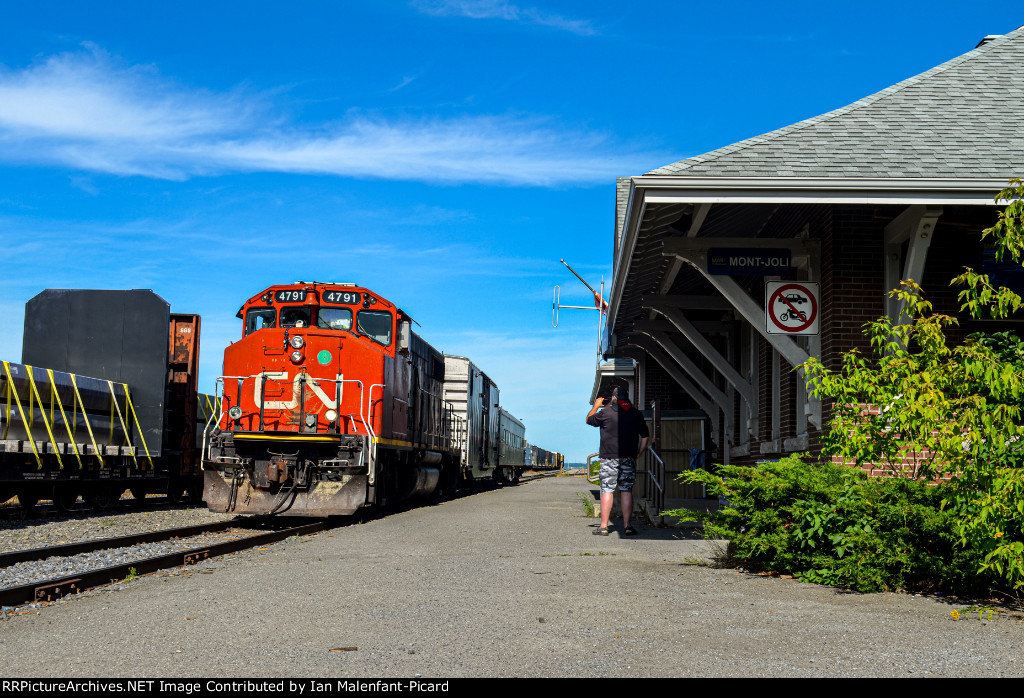 CN 4791 pulls an inspection train through Mont-Joli station